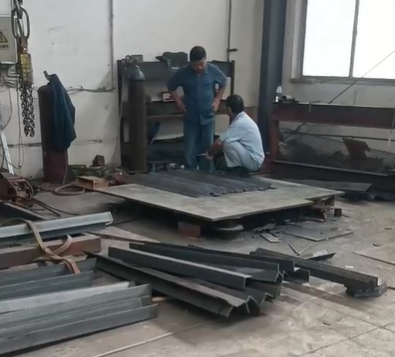 K3往復(fù)式給煤機(jī)加工中 K3往復(fù)式給煤機(jī)加工中