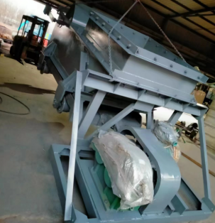 往復(fù)式給煤機(jī)車間生產(chǎn)現(xiàn)場 往復(fù)式給煤機(jī)車間生產(chǎn)現(xiàn)場